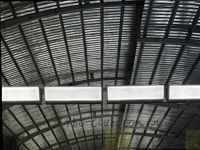 两台设备轮廓之间有一条双向连线，中间是一枚状态点